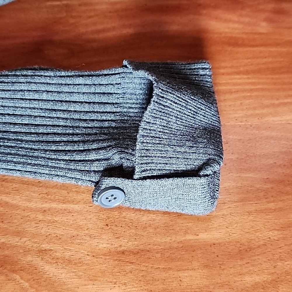 Gray Ribbed V-Neck Sweater - Picture 5 of 6